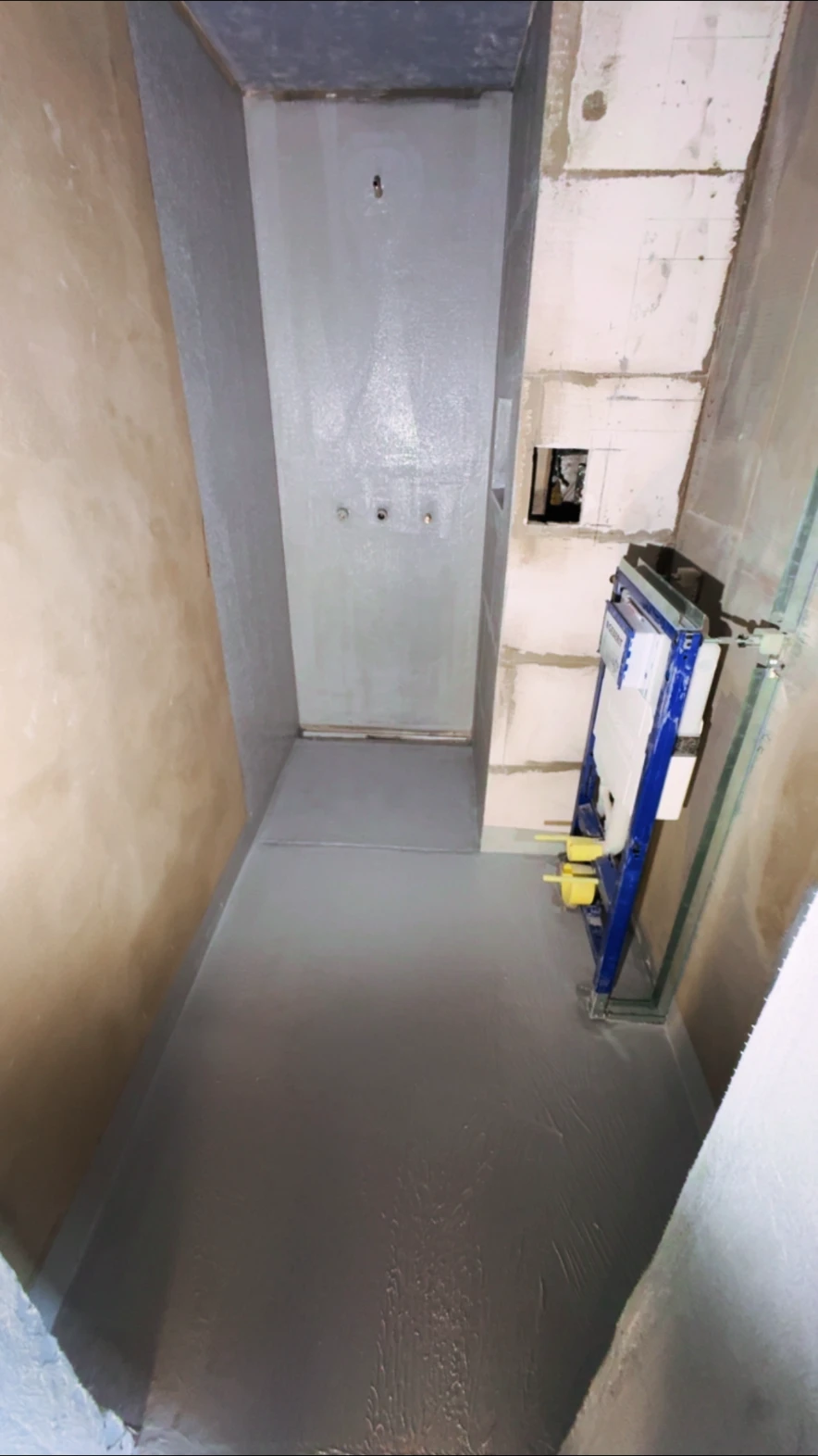 Badeværelse under renovering med membran på gulv og væg samt indbygget cisterne